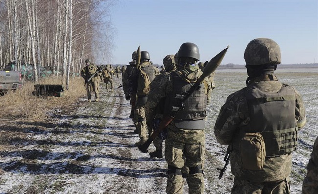 Tropas ucranianas se preparan para tomar posiciones cerca de Kyiv para repeler el ataque de las tropas rusas.