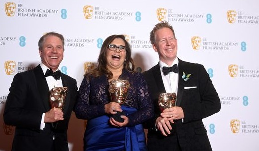 Clark Spencer (L), Yvett Merino (C) y Jared Bush (R), ganadores del Premio de Cine de Animación por la película Encanto, posan en la sala de prensa durante la 75ª Premios de Cine BAFTA.