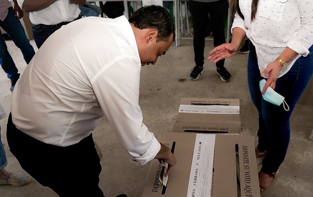 Carlos Mario Farelo Daza ejerciendo su derecho al voto en El Díficil, Magdalena.