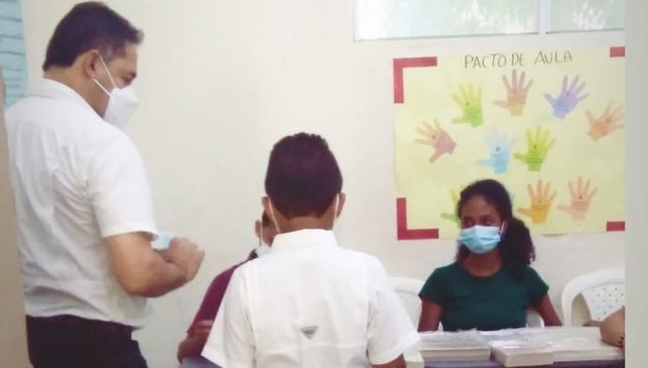 Acompañado de su pequeño hijo Miguel, el senador Honorio Henríquez cumplió con su deber ciudadano depositando su voto en la mesa 5 de la  Institución Educativa Francisco de Paula Santander