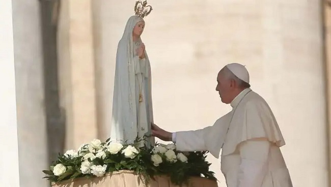 Papa Francisco reza ante Virgen de Fátima. Foto de referencia.