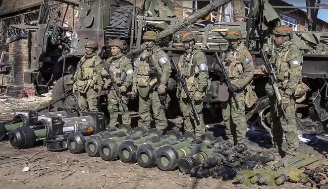 Ministerio de Defensa de Rusia muestra a los militares rusos de pie junto a los misiles antitanque de EE. UU. y el Reino Unido que fueron abandonados por el ejército ucraniano durante su retirada en la región de Donetsk, Ucrania