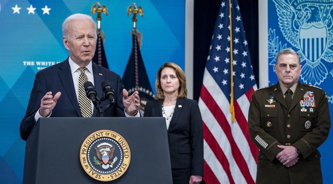 El presidente de los Estados Unidos, Joe Biden, junto con la subsecretaria de Defensa Kathleen Hicks y el presidente del Estado Mayor Conjunto, el general Mark Milley, pronuncian unas palabras sobre la asistencia Estados Unidos está proporcionando a Ucrania en el Auditorio de la Corte Sur de la Casa Blanca en Washington, EE.UU.