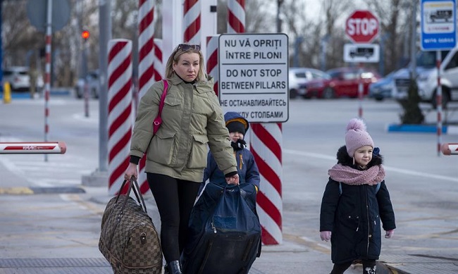 Personas que huyen de Ucrania llegan a la frontera entre Moldavia y Ucrania cerca de Palanca Village, Moldavia.