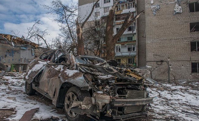Un carro destruido durante un bombardeo aéreo en el centro de Kharkiv, Ucrania, por parte de topas del gobierno ruso.