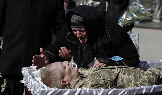La madre del oficial ucraniano Ivan Skrypnyk, asesinado en medio de la invasión rusa a su país.