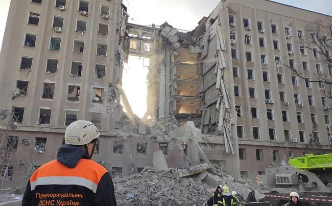 Los servicios de emergencia trabajando en el edificio de la administración estatal regional que fue destruido ante ataque aéreo del Ejército ruso en Mykolaiv, Ucrania.
