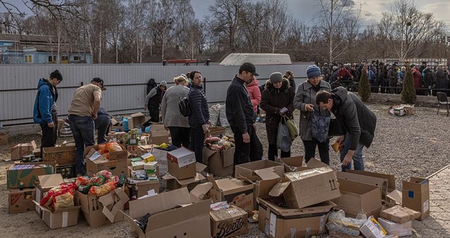 Los residentes locales reciben ayuda humanitaria, en la ciudad de Trostyanets recuperada por el ejército ucraniano, en la región de Sumy, Ucrania.