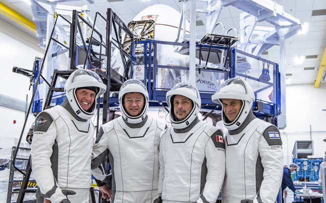 Tripulación de la Misión Axiom 1 (Ax-1) que viajará en una nave espacial de SpaceX a la Estación Espacial Internacional, (i-d) el piloto Larry Connor; el comandante, Miguel López-Alegría; el especialista, Mark Pathy, y el especialista, Eytan Stibbe. 