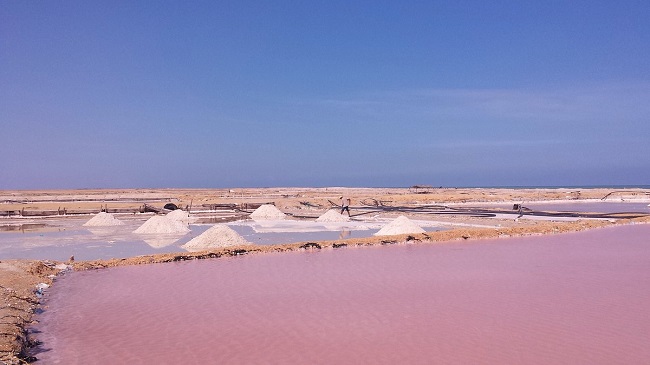 El paisaje de este recóndito lugar está formado por imponentes cerros, dándole a locales y viajeros un espectáculo visual impresionante.