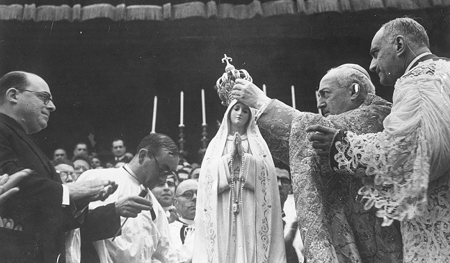 Coronación de la imágen de la Virgen de Fátima, 13 de mayo de 1946.
