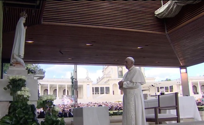 El Papa Francisco en oración junto a la Virgen de Fátima en mayo de 2017.