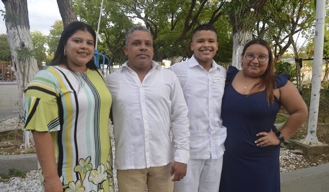 Miguel Camargo Liscano, acompañado de sus padres, Yuranis Liscano y Miguel Camargo, y de su madrina, Laura Tejada.