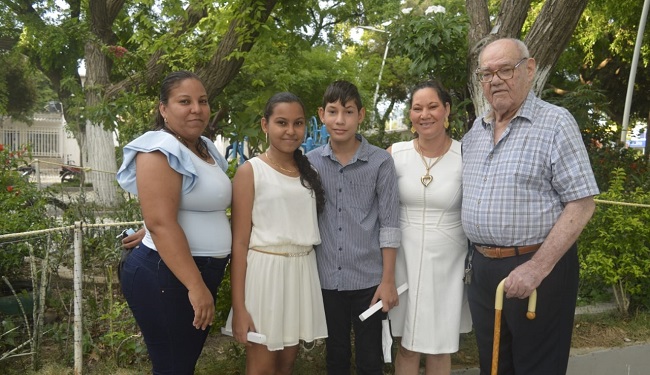Ana Parodi y Jesús Castrillón junto a su mamá, Clenis Castrillón, Alexandra Ospino y su abuelo, Domingo Torrente.