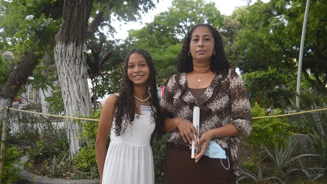 Danna Michell Camaño Hata con su tía, Yamile Hata.