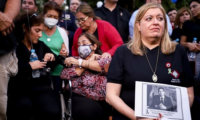 Sandra Quiñónez, fiscal general del Estado, muestra una fotografía del fiscal Marcelo Pecci, asesinado en Colombia.