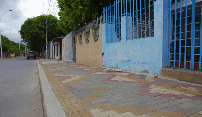 En barrios como El Pando las personas cuentan con zonas peatonales adecuadas para la movilidad de la población con discapacidad.