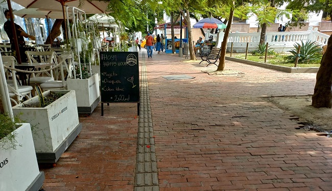 En el Parque Santander o de Los Novios algunos locales comerciales obstruyen con letreros las vías peatonales para discapacitados.