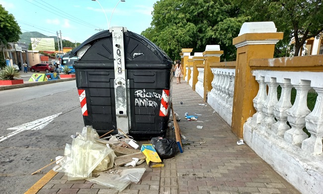 En lugares como la Avenida del Libertador los espacios para el tránsito de discapacitados son invadidos por los contenedores de basura.