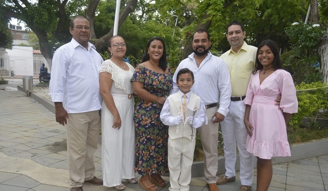Emiliano Utria Cabana con sus padres, Jesús Utria y Julis Cabana, Jesús Utria, Oswaldo Lizarazo, Nelly Lizarazo y Ana Sofía Utria.