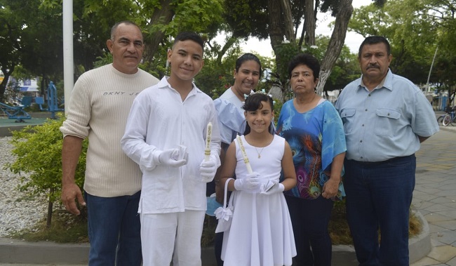 Juan Guerrero Soturno y Barbara Guerrero Soturno, acompañados de sus papás, Alfredo Guerrero y Yulimar Soturno, Marinela Arrieta y Leonardo Soturno.