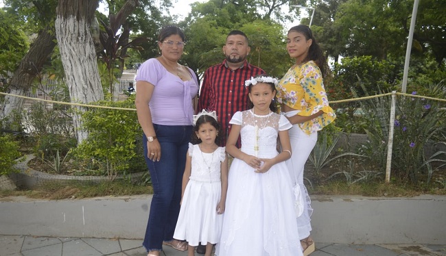 Lina Villar Orozco en compañía de sus padres, Marled Orozco y Osman Villar, Marelvi y Briana Villar. 