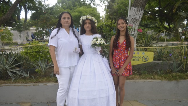 Dianys Camaño Hatta con Shirley Hatta Robles y Danna Camaño.