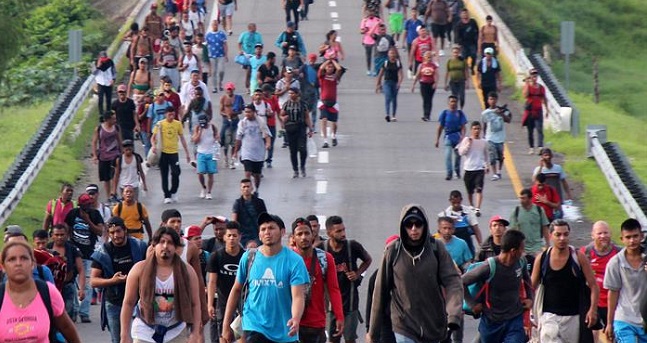 Migrantes caminan en caravana hacia la frontera entre México y Estados Unidos. Este jueves a su paso por Escuintla.