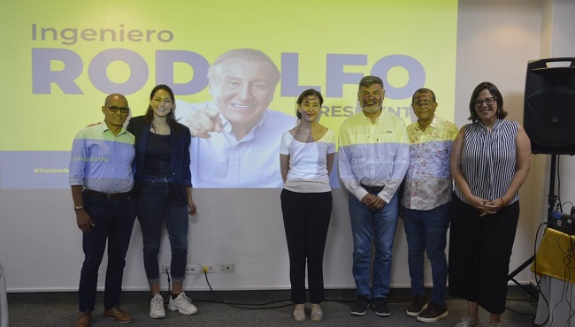 Ingrid Betancourt, ex candidata presidencial estuvo acompañada de algunas personas de su equipo, actual partidario de la campaña de Rodolfo Hernández.