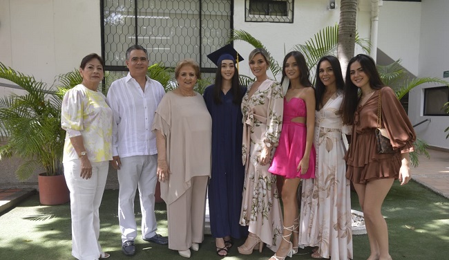 Elvia Sofía Soto junto a Lorena Ceballos, Lacides Soto, Valentina Soto, Elvia Laborde, Manuela Soto, Isabel Ceballos y Doris Ceballos.