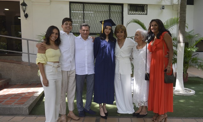 Valentina Hernández acompañada de Lorena, Juan Diego y Juan Diego Hernández, Yolanda Mendoza, Yolanda Mendoza e Isabel Hernández.