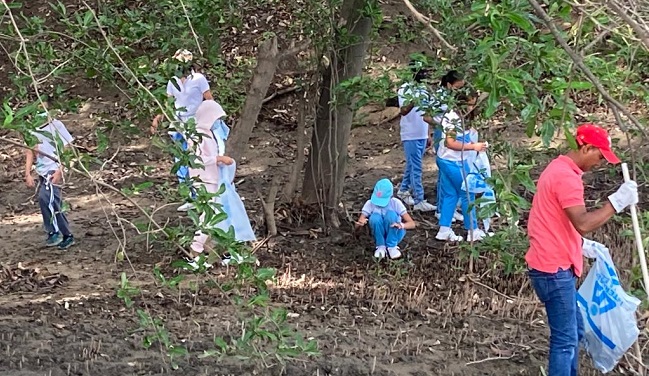 En la actividad se encontraron basuras y escombros en uno de los pasos canalizados que marcan el inicio del quebrado recorrido del agua hacia el mar. 