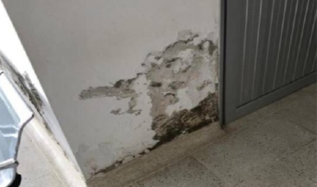 En el puesto de Salud del corregimiento de Taganga se encuentran algunas paredes deterioradas por la humedad.