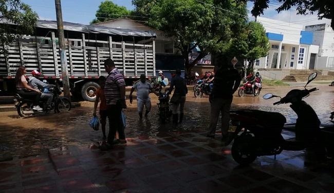 Durante las primeras horas de este martes el desborde del afluente causó inundaciones en las calles de la zona comercial y rural de este municipio.