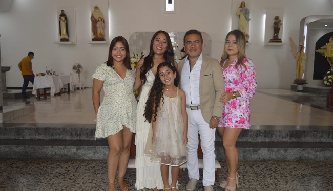 Los cónyuges con sus hijas, Mariana Gómez, Daniela Gómez y Taliana Gómez.