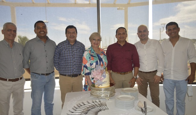 Adriana junto a Salin Touchie, Arthur Burgos, Freddy Cuervo, Juan Alonso Cortés, Leonel Quintero y Alejandro Domínguez.