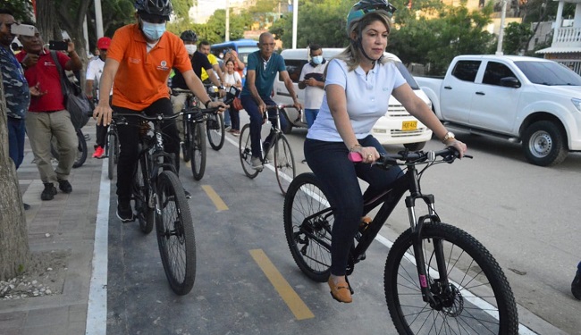 La alcaldesa llegó en bicicleta a la calle 30 para presentar ambos tramos desarrollados a través de las obras del Sistema Estratégico de Transporte Público, SETP.