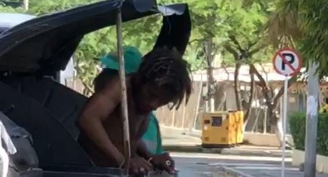 En algunas imágenes de video entregadas por Interaseo, se evidencia cómo los habitantes de calle realizan reciclaje de manera informal.