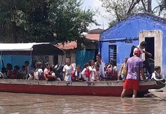Las canoas van de casa en casa recogiendo a los niños, de allí son llevados a la escuela y de igual forma son devueltos a sus hogares.