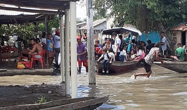 Los niños son transportados en canoas hasta sus escuelas para que no pierdan ni un solo día de clases.
