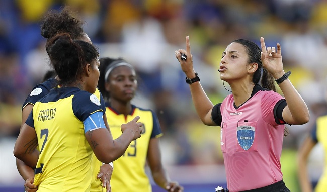 Mientras la Eurocpa femenina avanza, la árbitra uruguaya Anahí Fernández, derecha, habla con jugadoras de Ecuador ayer, en un partido del grupo A de la Copa América Femenina en el estadio Pascual Guerrero en Cali. 
