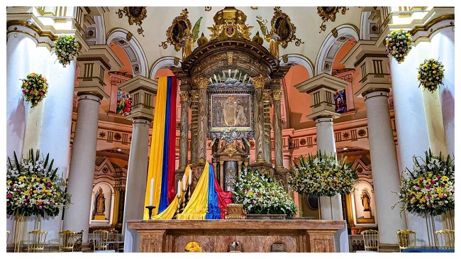 En el recinto del Santuario de la Patrona de Colombia, se encuentra el lienzo con la imagen de Nuestra Señora de Chiquinquirá, hoy custodiado devotamente por los hermanos dominicos.