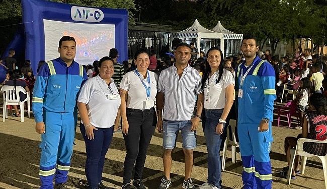 De izquierda a derecha, Carlos Maestre, Gloria Blandón, Claudia Liliana Gómez, directora comercial Air-e; Anibal Ruda, presidente JAC; Carmen Escalante y Jhon Julio.