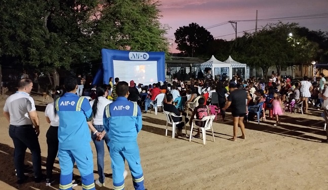 Muchos de los niños del barrio no habían tenido la oportunidad de ir a cine, y Air-e ha traído este espacio.