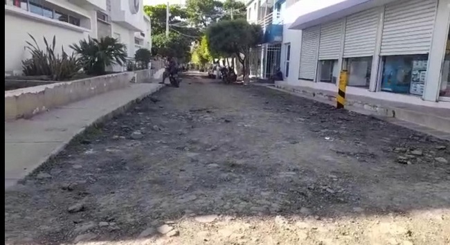 La calle frente al puesto de salud de La Paz está tan afectada que muchos de los vehículos evitan ingresar hasta este centro de atención.