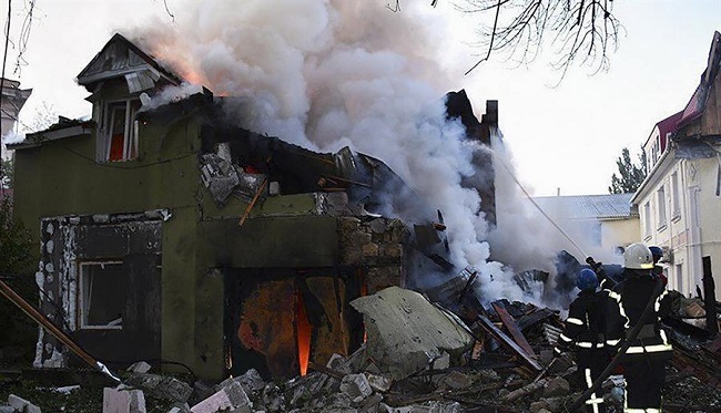 La foto muestra a los bomberos apagando un incendio en un edificio residencial después de que los bombardeos golpearan el pueblo de Shevchenkove cerca de Mykolaiv, en el sur de Ucrania.