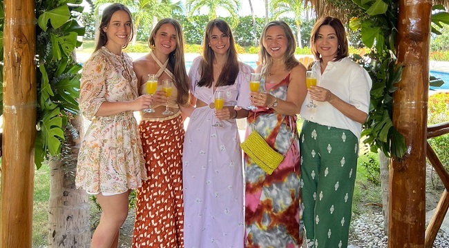 Ana Milena y Mariana Vives González, Daniela Chain, Ana Milena González de Vives y Marcela de Chain.