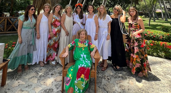 Rosita Lacouture de Vives, María Margarita Cabello, Silvia Rosa Campo, Ana Milena González, María Teresa Vives, Daniela Chain, Silvia Rosa Vives, Patricia Vives, María Margarita Villaquirán y Angelina Habych. 
