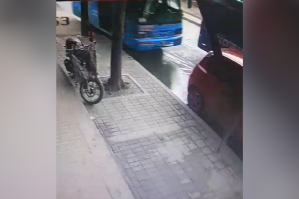 Otra buseta de transporte público en Santa Marta pierde el control 