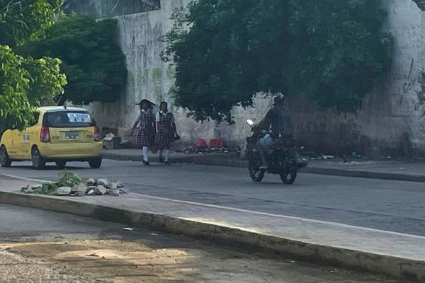 Estudiantes se ven forzadas a transitar por la vía, ante la sensación de peligro que causan los habitantes de calles en la zona peatonal. Estudiantes se ven forzadas a transitar por la vía, ante la sensación de peligro que causan los habitantes de calles en la zona peatonal.